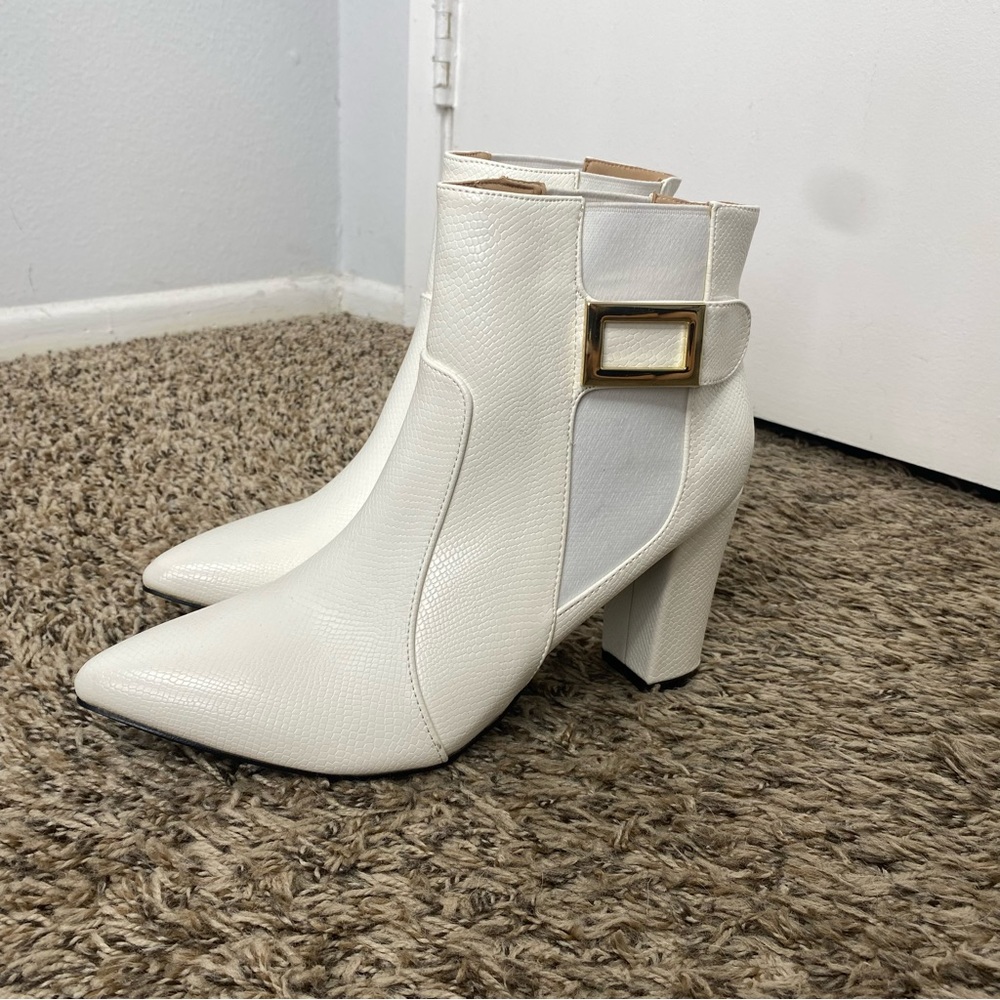 Women’s white faux snakeskin bootie size 9.5